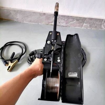 Machine de soudage par arc à onduleur IGBT MIG228 et vitesse d'alimentation sans gaz de 10 m/min