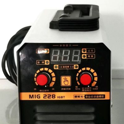 Machine de soudage par arc à onduleur IGBT MIG228 et vitesse d'alimentation sans gaz de 10 m/min